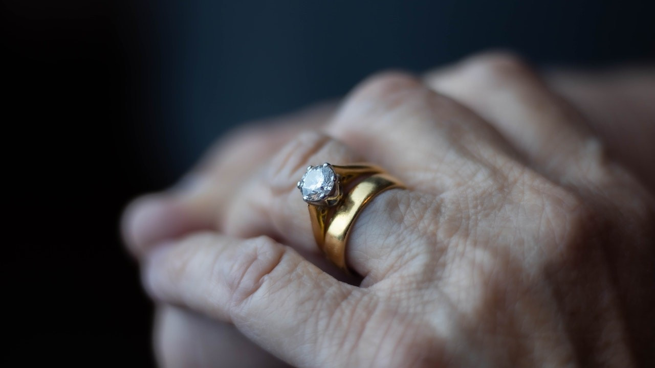 Tuvalete düşürdüğü elmas yüzüğünü 13 yıl sonra buldu