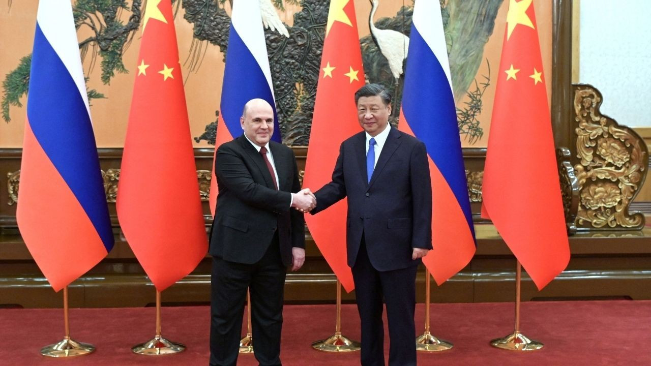 Rusya Başbakanı Çin'de: 'İlişkilerimiz görülmemiş düzeyde arttı'