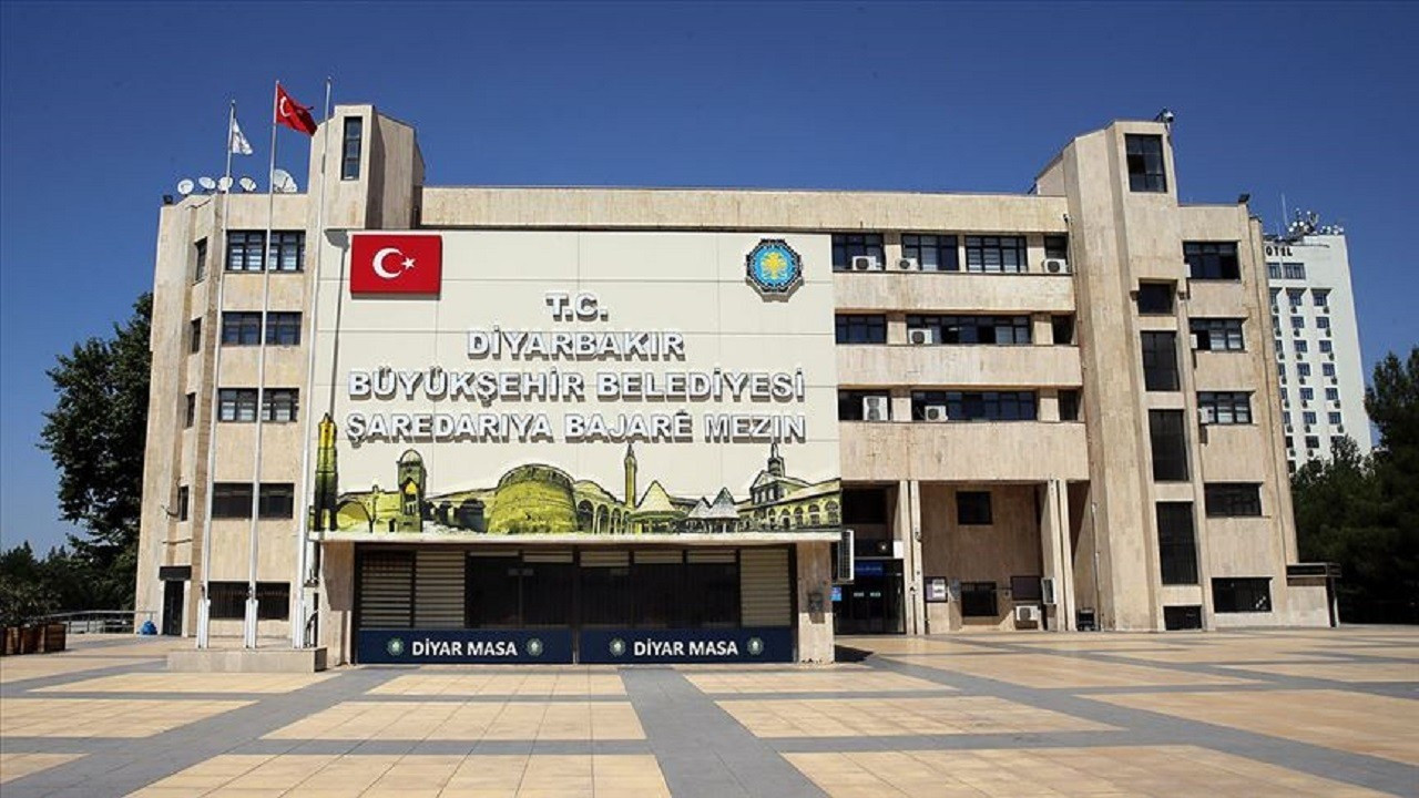 Diyarbakır'da kayyım, reklam direği ve bayrağa 1 milyon lira vermiş