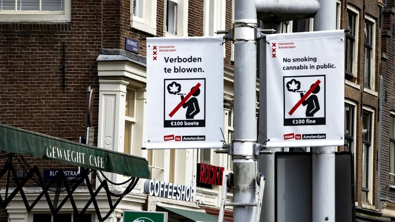 Amsterdam’ın merkezindeki sokaklarda esrar içmek yasaklandı: Cezası 100 euro