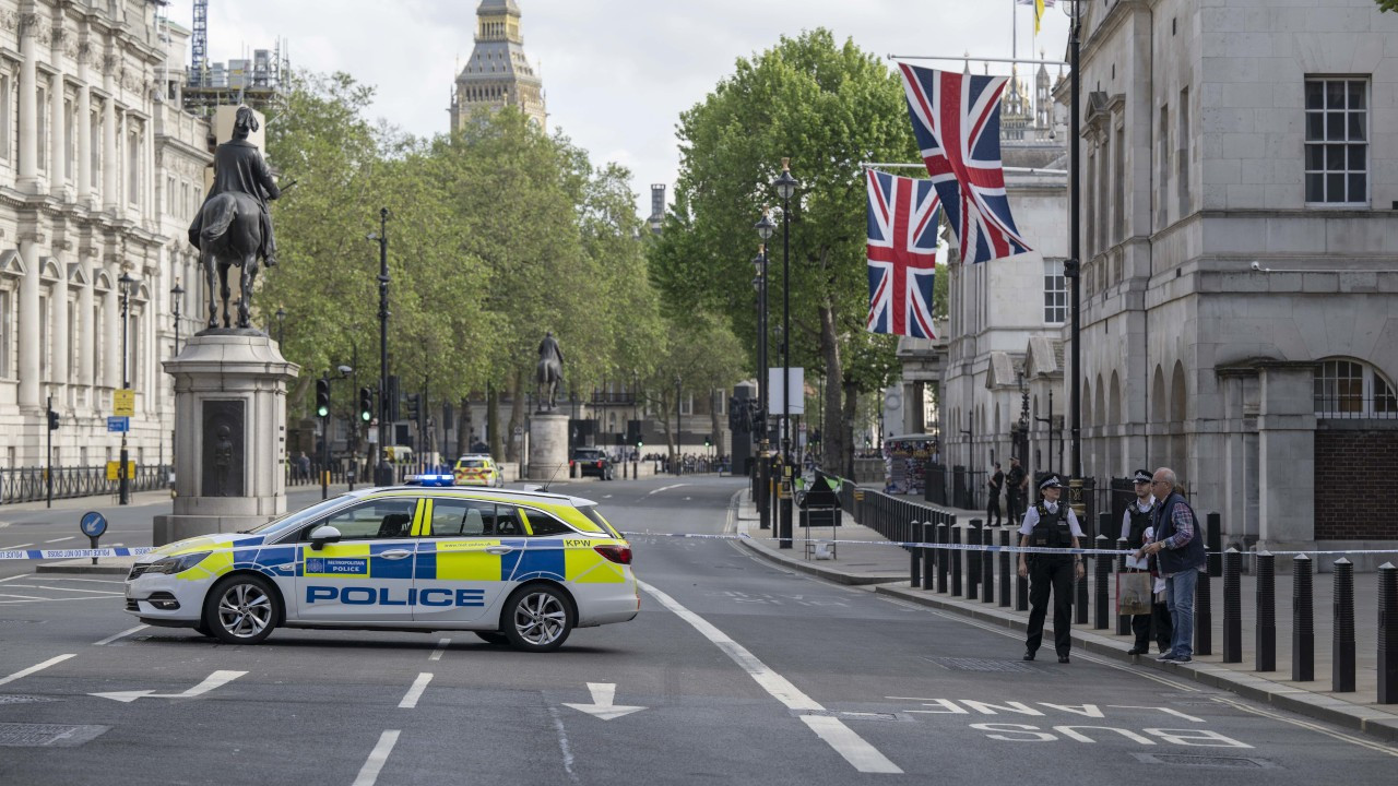 İngiltere'de bir kişi aracıyla Başbakanlık binasının kapılarına çarptı