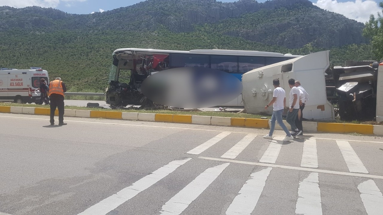 Yolcu otobüsü yol temizleme aracına çarptı: 2 ölü, 14 yaralı