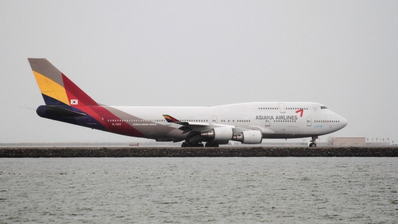 Uçuş sırasında uçağın kapısı açıldı: 9 kişi hastaneye kaldırıldı