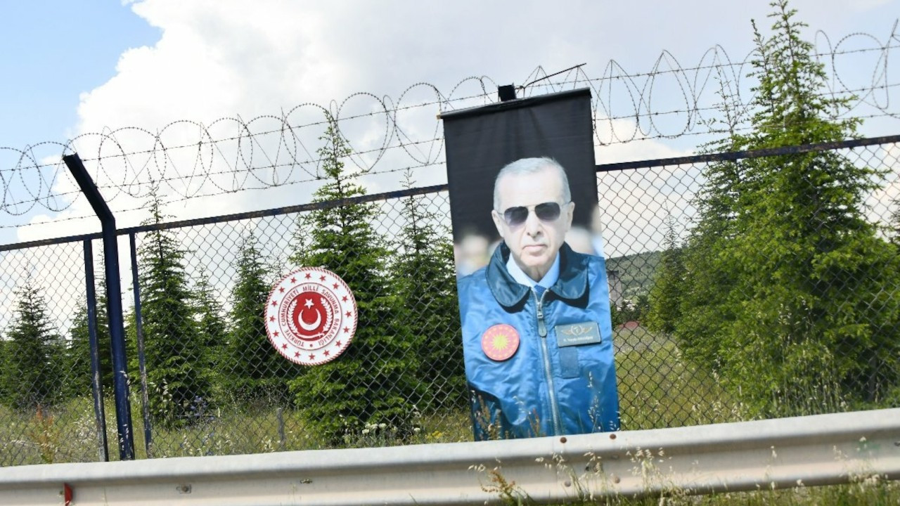 Zırhlı Birlikler Okulu'nun tel örgülerine Erdoğan posteri asıldı