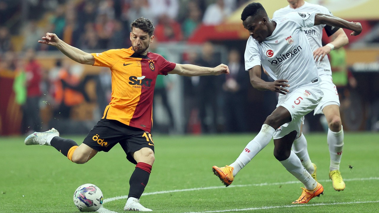 Galatasaray, Dries Mertens'in sözleşmesini 1 yıl uzattı