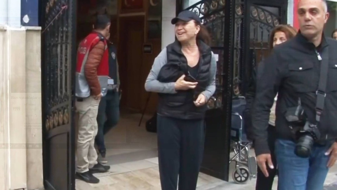 Demet Akbağ'dan gazetecilerle tartışan kadına: Antipatiksiniz