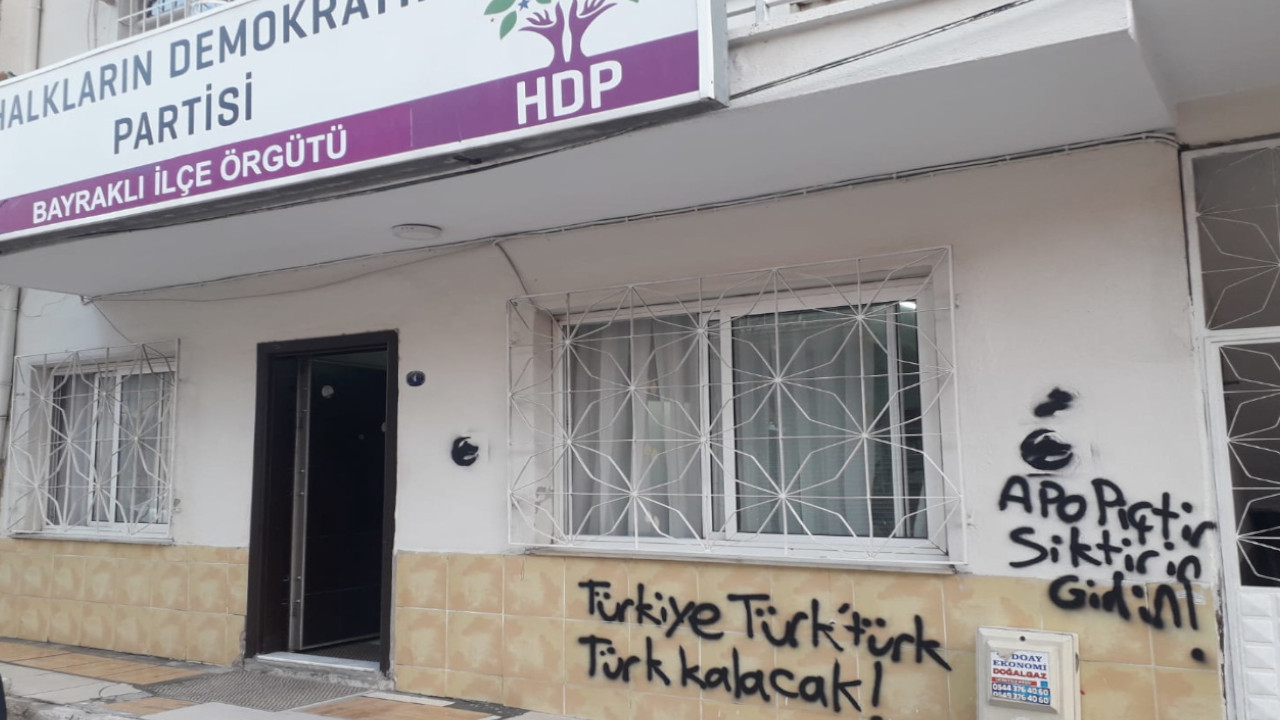İzmir'de HDP ilçe binasına ırkçı sloganlar yazıldı