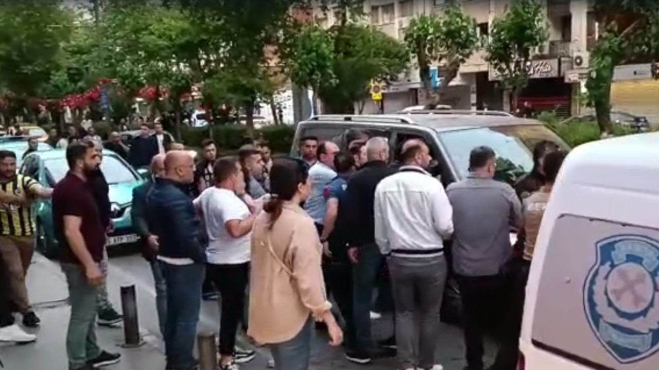 CHP önünde 'teröristler' diye bağıran grup ile gerginlik yaşandı
