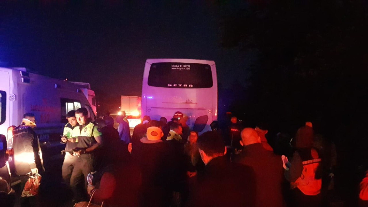 AK Partilileri taşıyan otobüs kaza yaptı, 22 kişi yaralandı