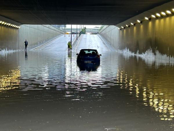 Ankara'da sağanak yağış: Yollar göle döndü, araçlar mahsur kaldı - Sayfa 1