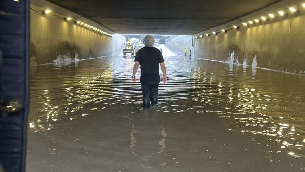 Ankara'da sağanak yağış: Yollar göle döndü, araçlar mahsur kaldı - Sayfa 3