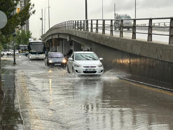 Ankara'da sağanak yağış: Yollar göle döndü, araçlar mahsur kaldı - Sayfa 4