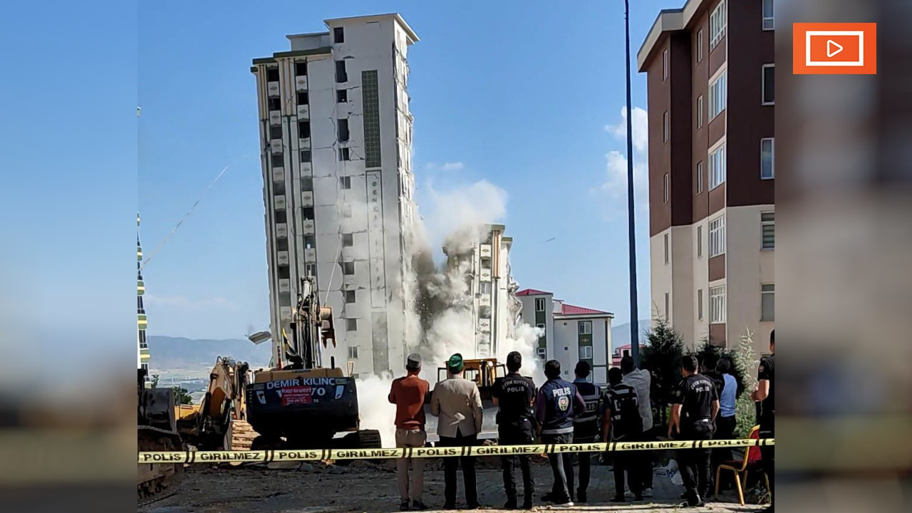 'Kontrollü' yıkım: Sağlam binanın üzerine devrildi