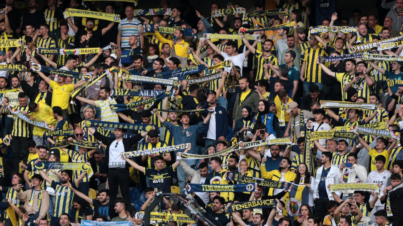 Fenerbahçe taraftarları stat önünde oturma eylemi yaptı: 'Gençliğimiz bitti'