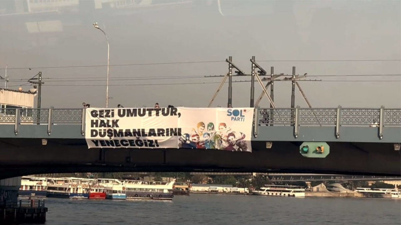 SOL Parti'den Galata Köprüsü'ne '10. yıl' pankartı: Gezi umuttur...