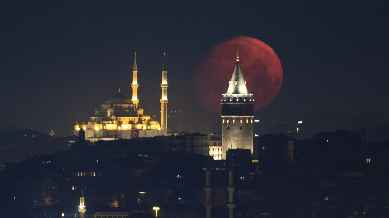 Ay, dün gece İstanbul'un üzerine 'düştü'