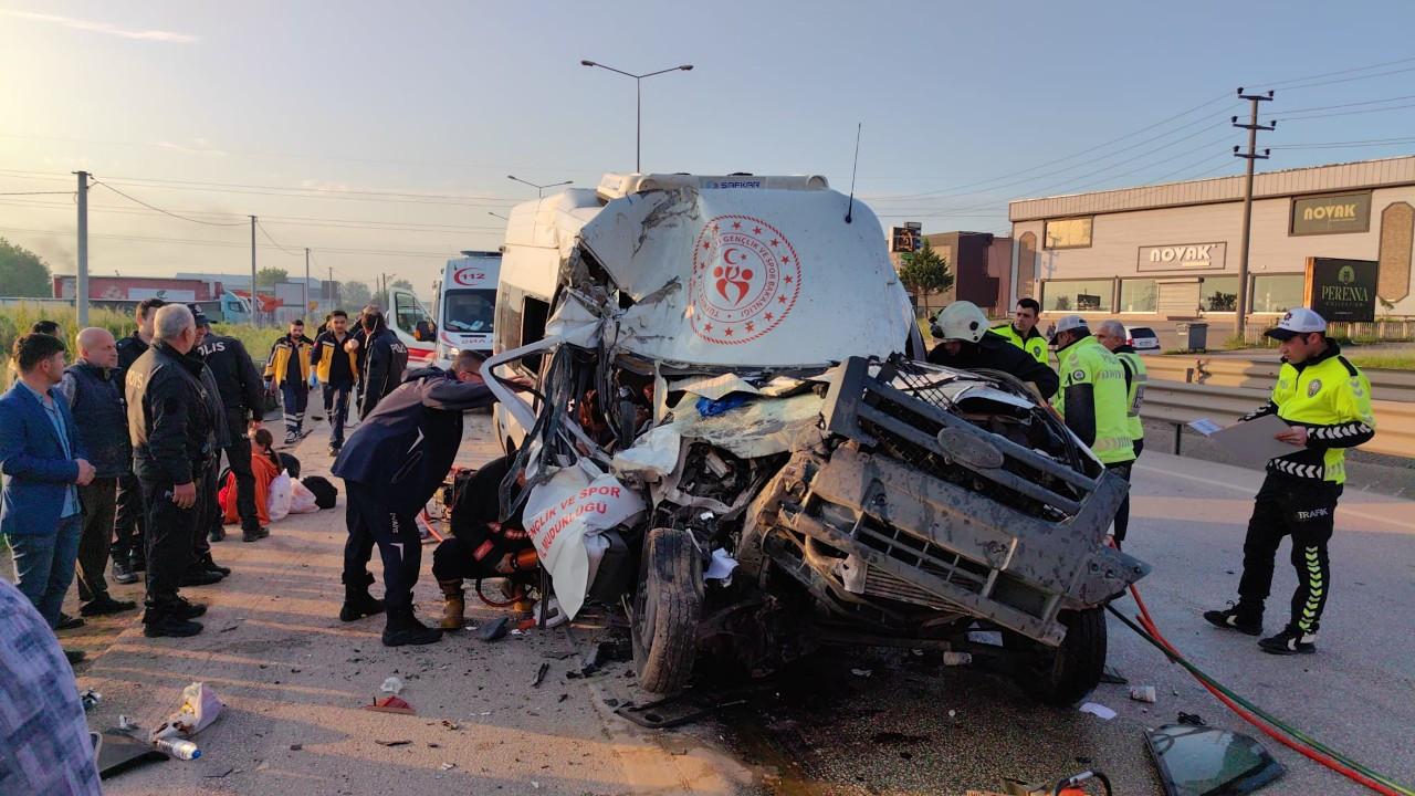 Bursa'da sporcuları taşıyan minibüs, kamyona çarptı: 1 ölü, 15 yaralı