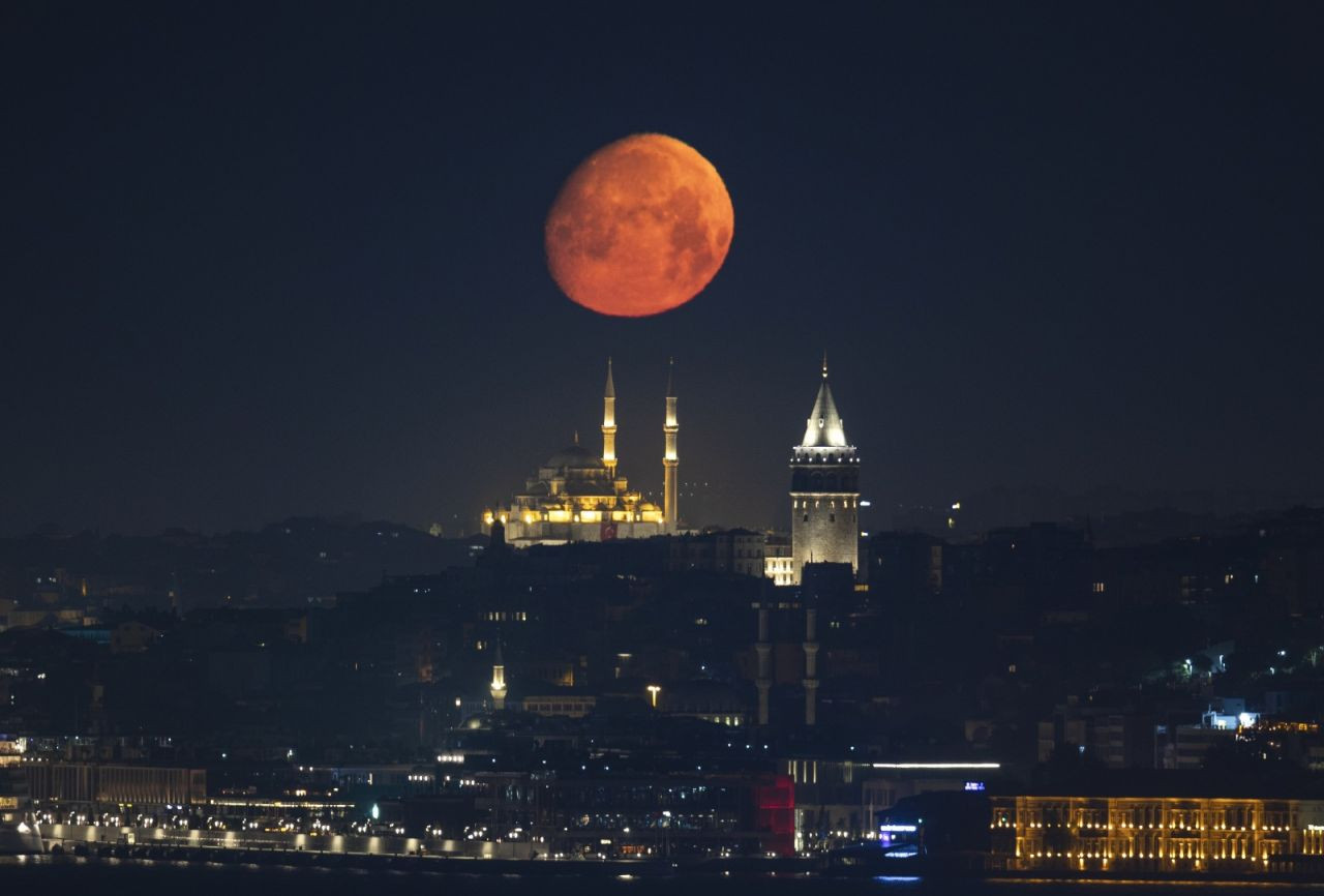 Ay, dün gece İstanbul'un üzerine 'düştü' - Sayfa 4