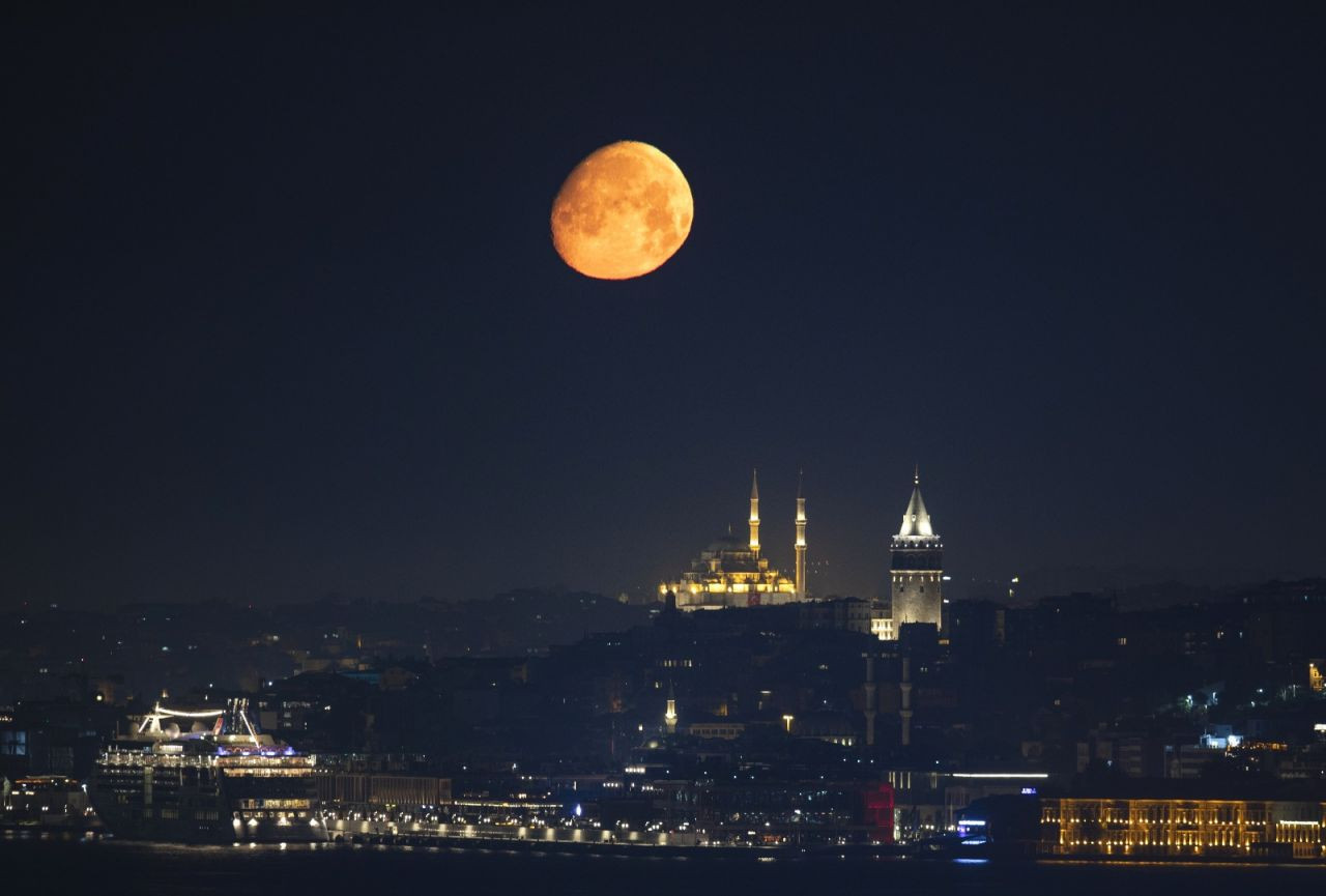 Ay, dün gece İstanbul'un üzerine 'düştü' - Sayfa 2