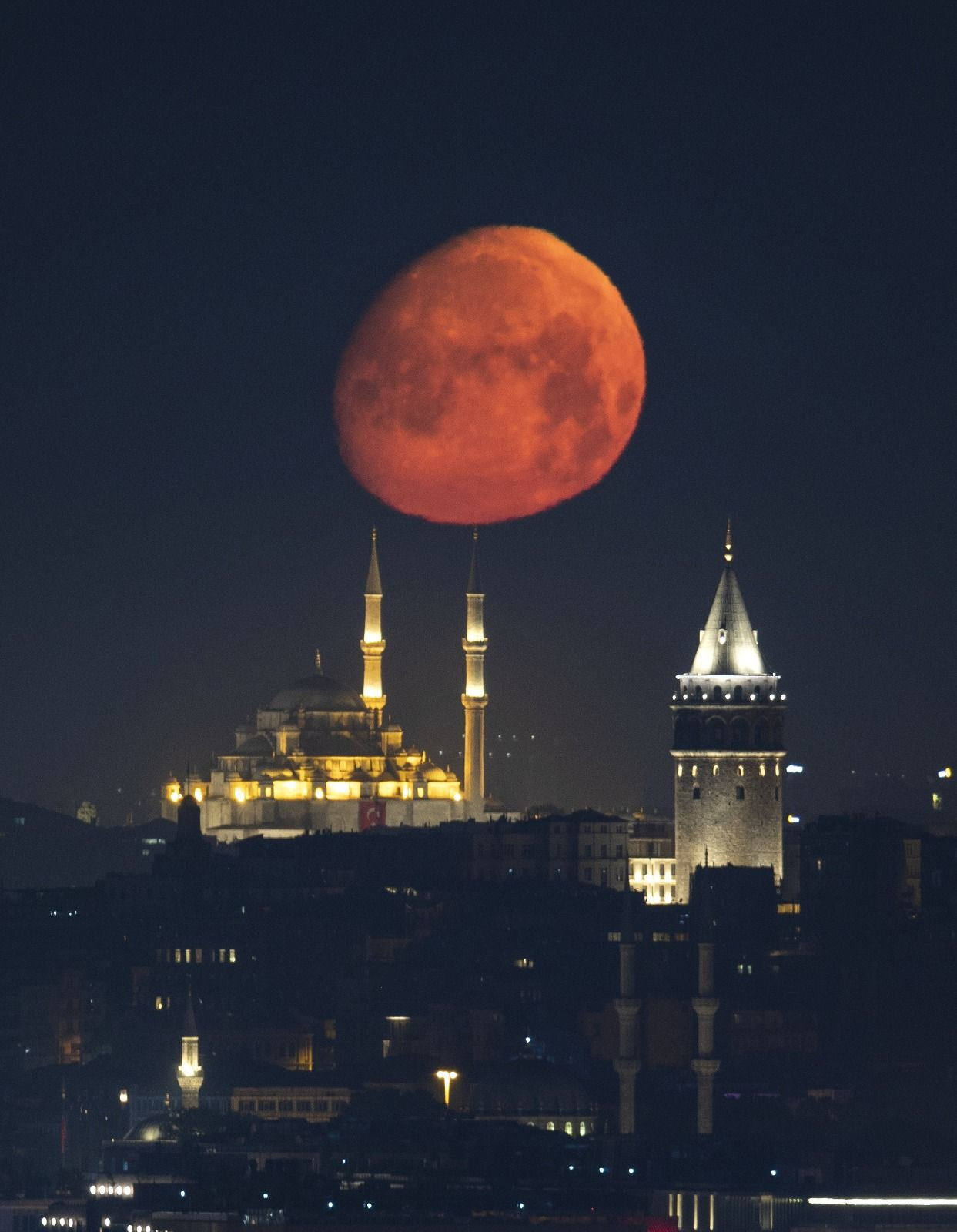 Ay, dün gece İstanbul'un üzerine 'düştü' - Sayfa 1