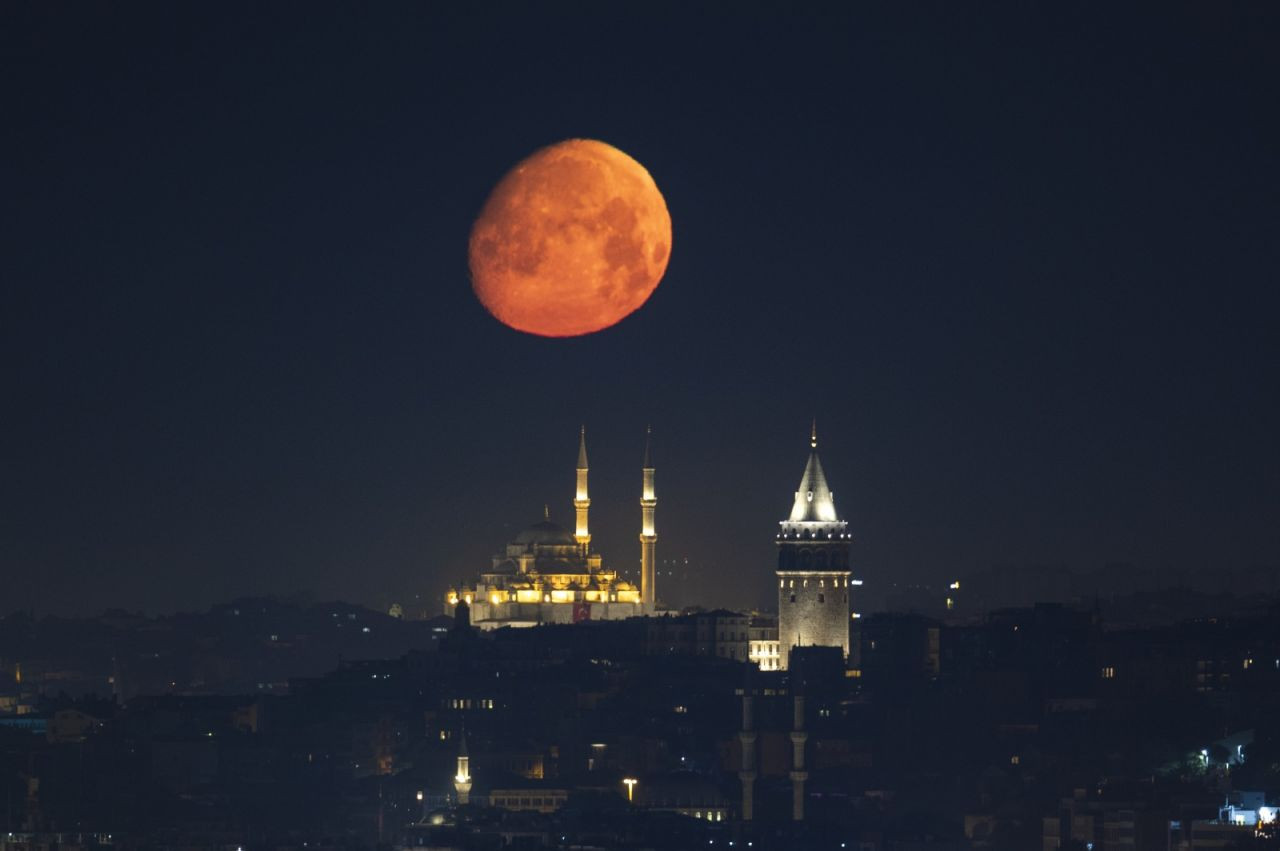Ay, dün gece İstanbul'un üzerine 'düştü' - Sayfa 3