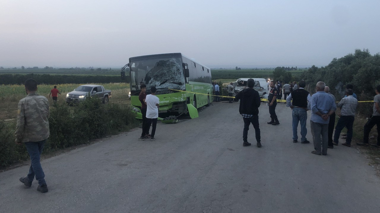 Adana'da belediye otobüsü ve minibüs çarpıştı: 3 ölü, 9 yaralı