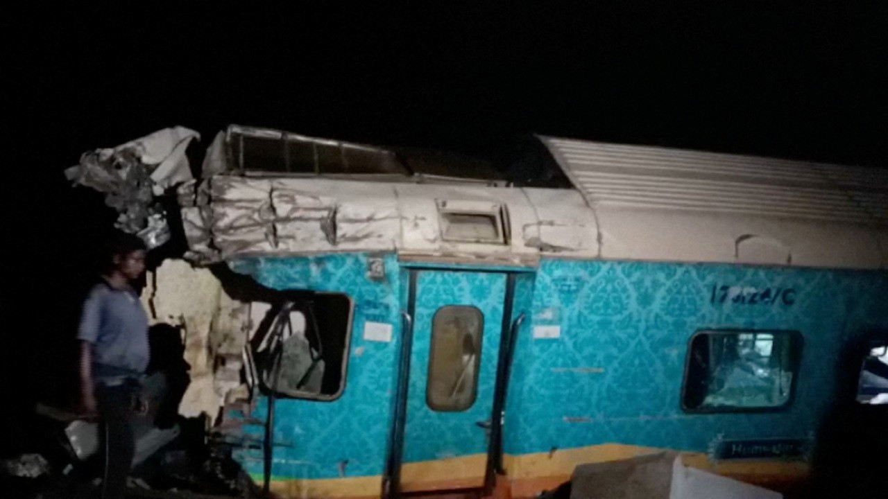 Hindistan'daki tren kazasında ölü sayısı 288'e yükseldi, yaralı sayısı 900'ü geçti