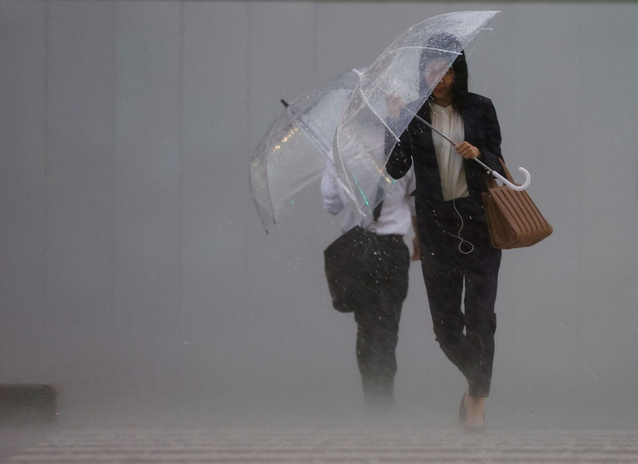 Japonya'da Mawar tayfunu: 1 ölü, 2 milyon kişi için tahliye kararı - Sayfa 4