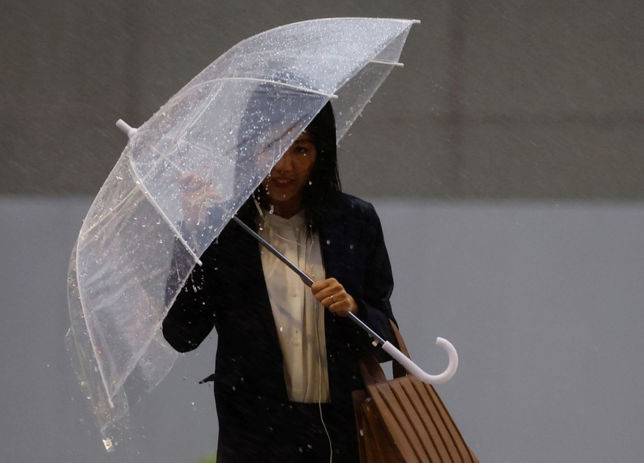 Japonya'da Mawar tayfunu: 1 ölü, 2 milyon kişi için tahliye kararı - Sayfa 1