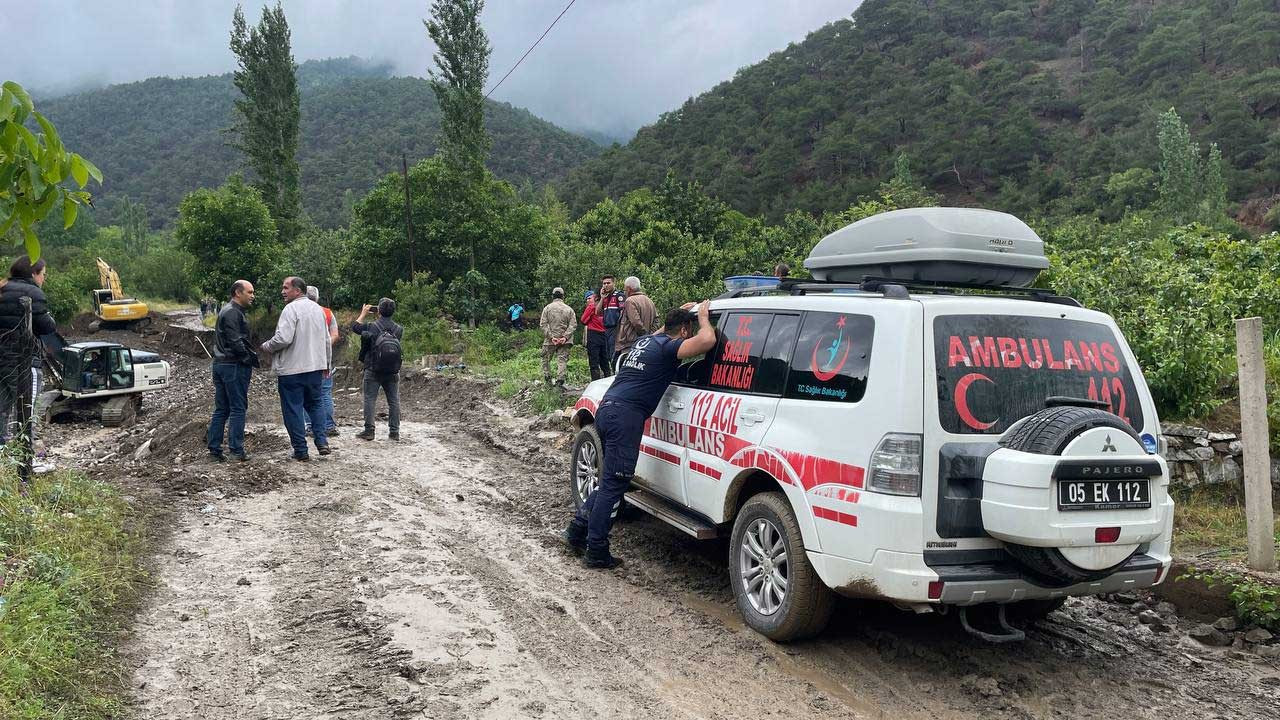 Amasya'da selde kaybolan 2 kişiden biri ölü bulundu