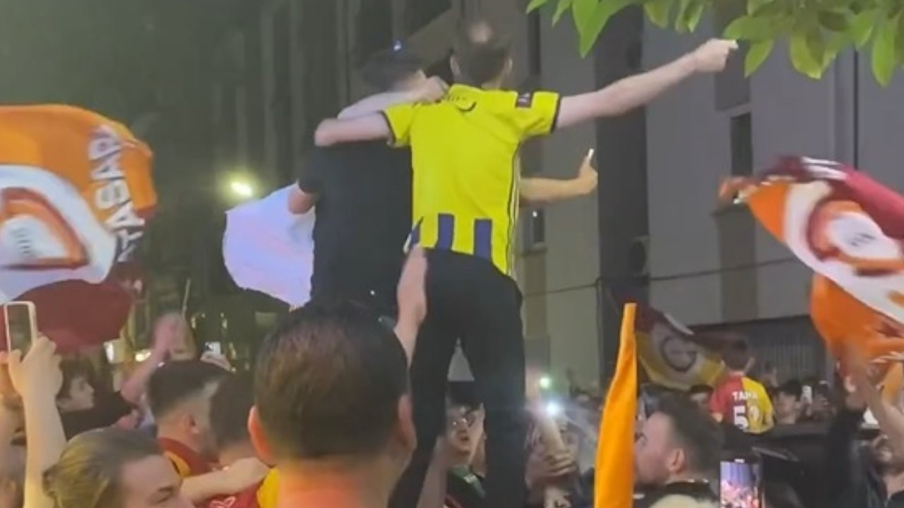 Fenerbahçeli taraftar Galatasaraylılarla şampiyonluğu kutladı