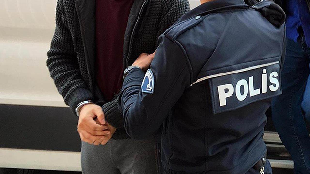 Erdoğan afişine bıyık çizen liseli tutuklandı
