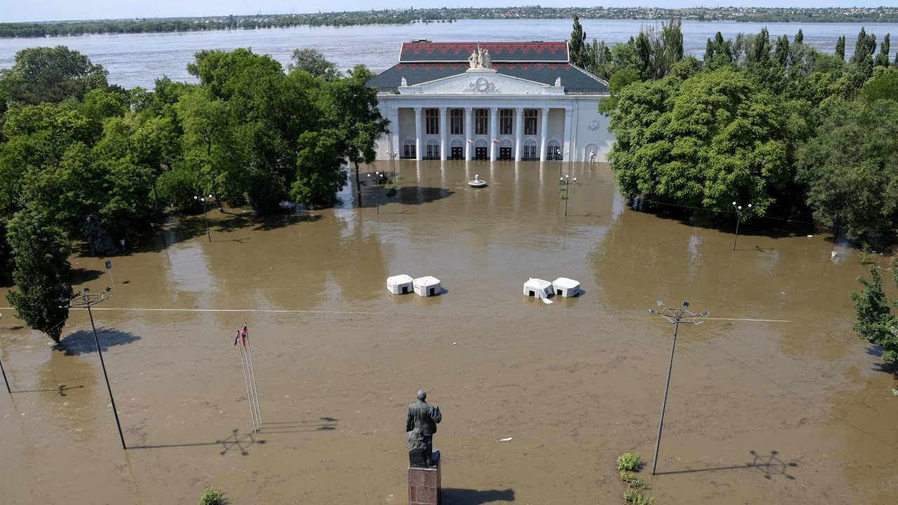 Barajda sular yükseliyor: Rusya acil durum ilan etti, Ukrayna '42 bin kişi risk altında' dedi
