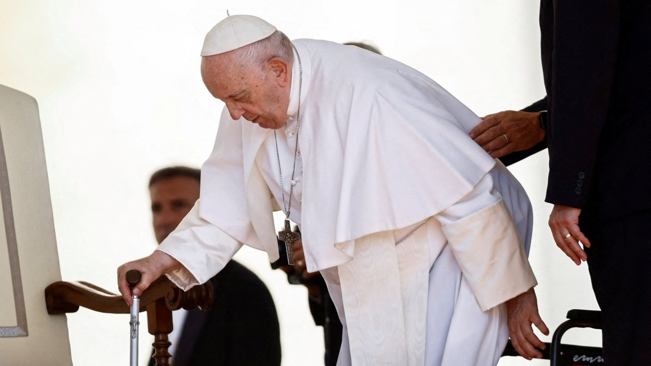 Vatikan duyurdu: Hastaneye kaldırılan Papa Francis ameliyat olacak