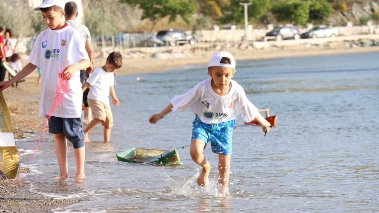Marmara Adası'nda 'Teneke Kayık Yüzdürme ve Sahil Temizliği' etkinliği