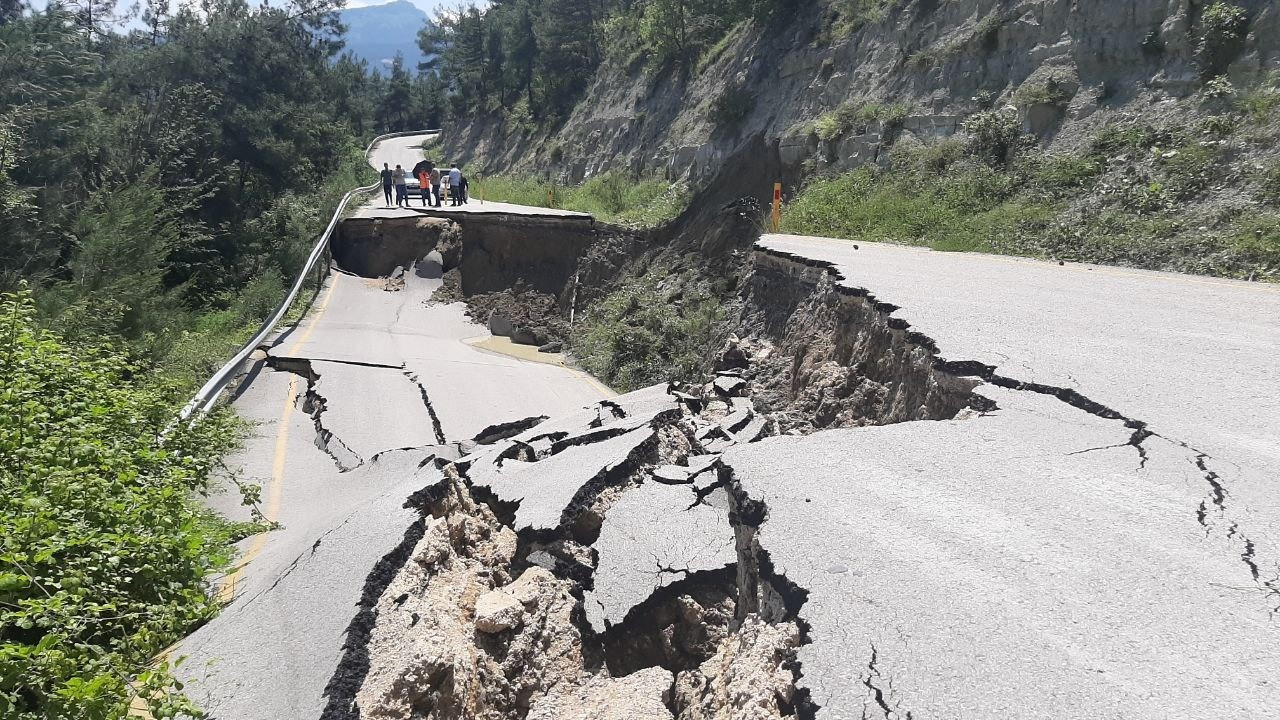 Karabük’te köy yolu heyelan nedeniyle çöktü