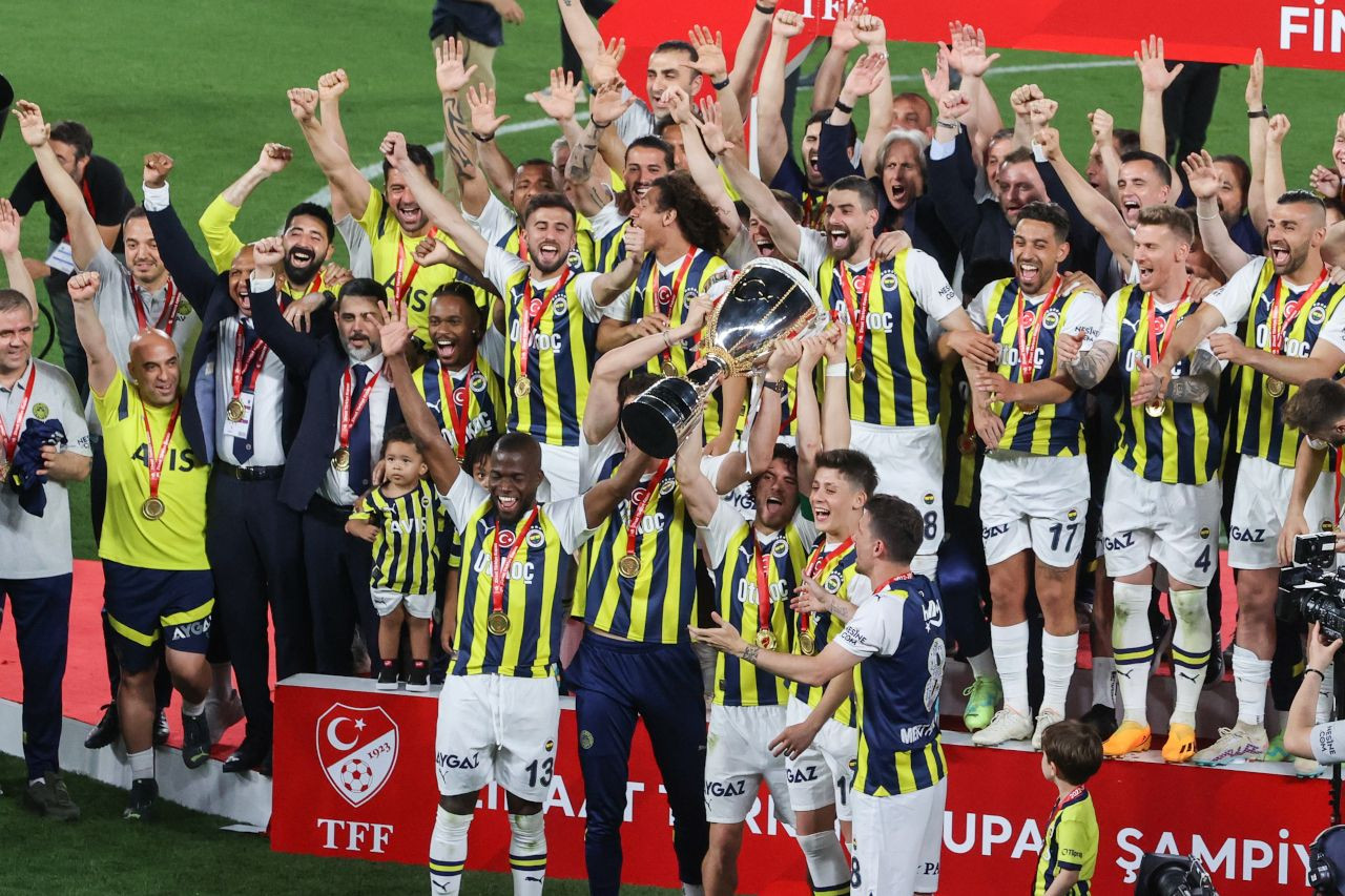 Fenerbahçe kupa zaferini 5 yıldızlı formayla kutladı - Sayfa 1