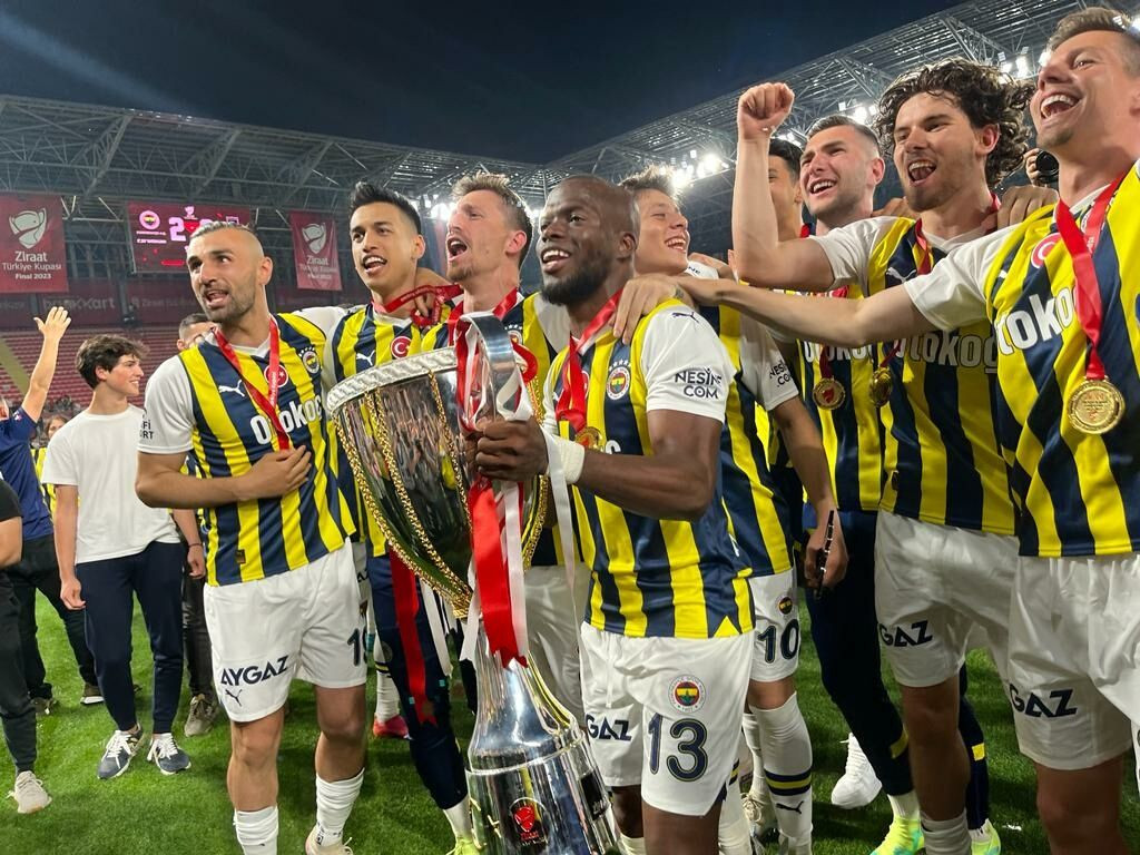 Fenerbahçe kupa zaferini 5 yıldızlı formayla kutladı - Sayfa 4