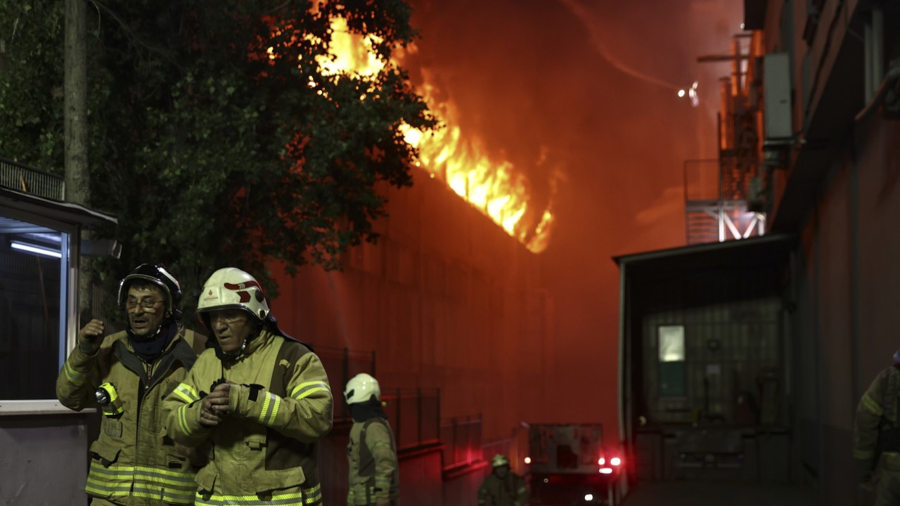 İkitelli Organize Sanayi Bölgesi'nde yangın: 8 yabancı işçi kurtarıldı