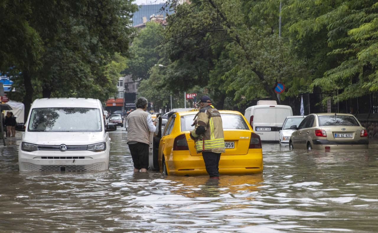 Ankara'da şiddetli sağanak yağış: Göle dönen caddeler araçları 'yuttu' - Sayfa 2