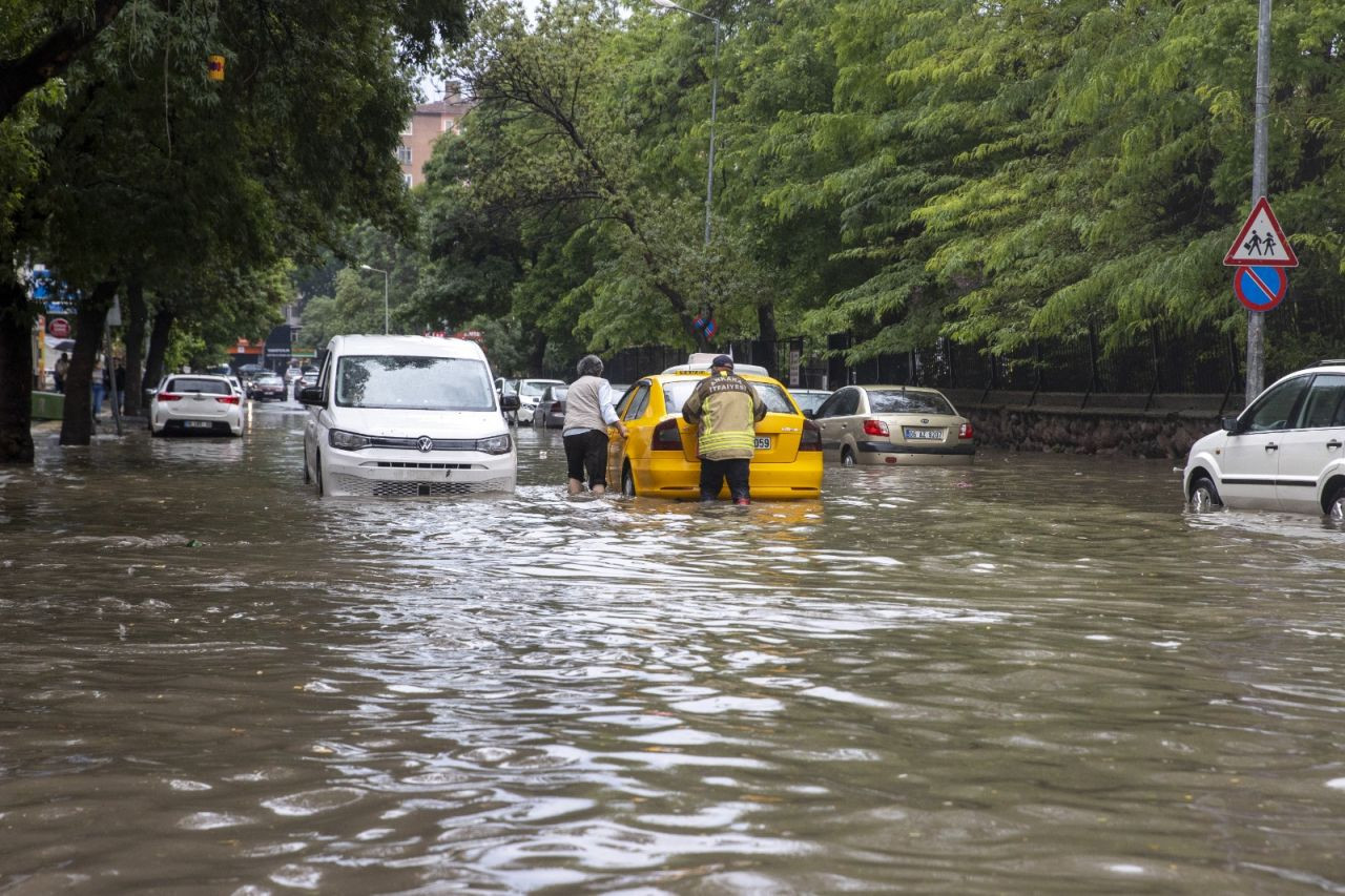 Ankara'da şiddetli sağanak yağış: Göle dönen caddeler araçları 'yuttu' - Sayfa 3