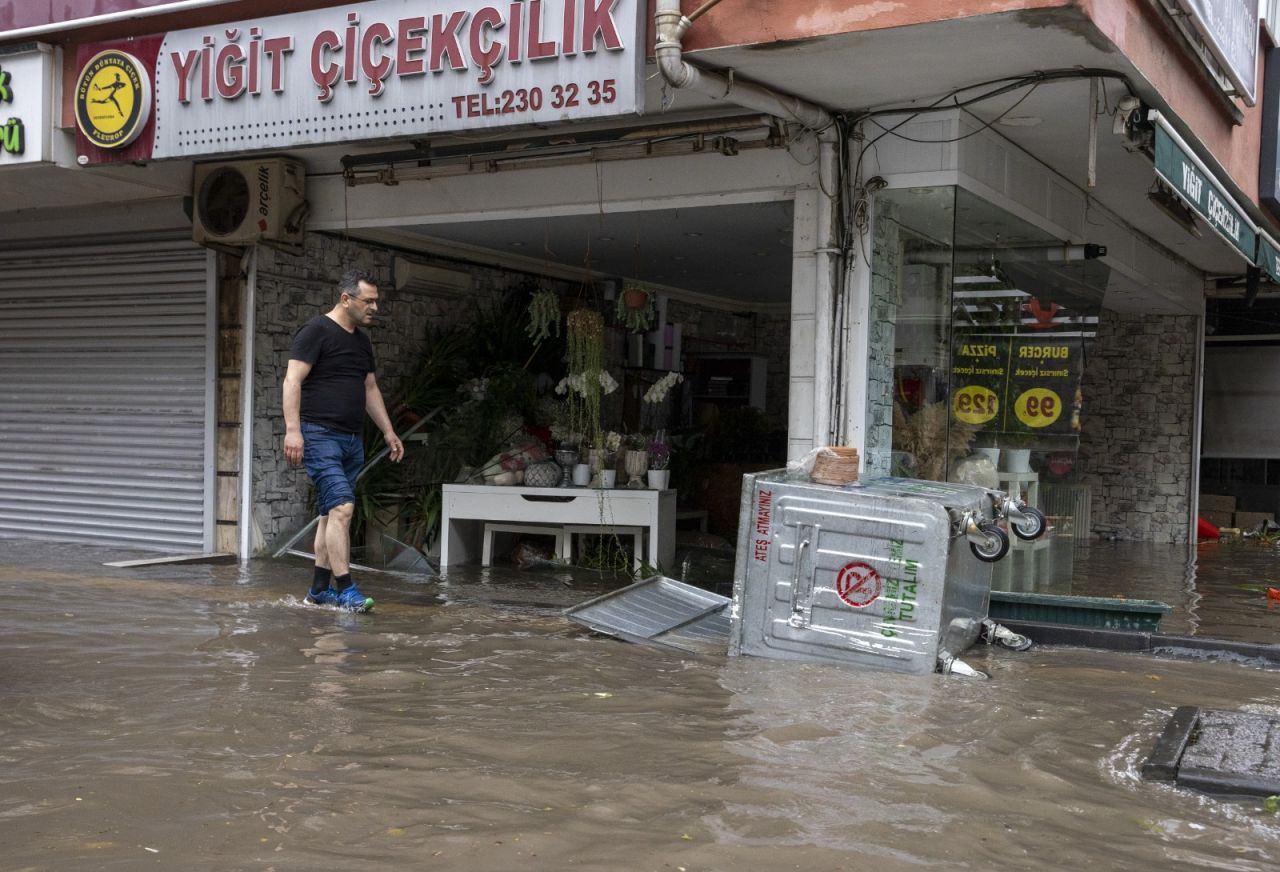 Ankara'da şiddetli sağanak yağış: Göle dönen caddeler araçları 'yuttu' - Sayfa 4