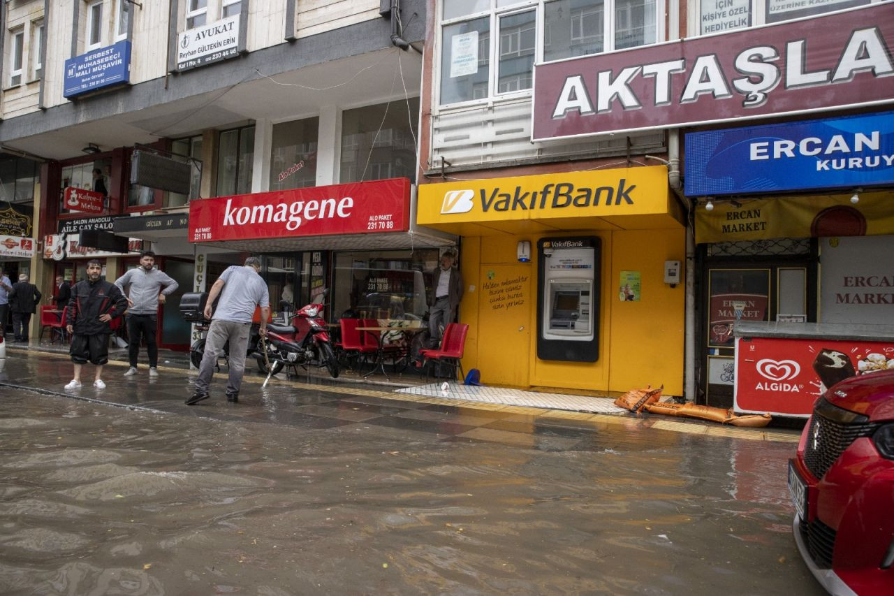 Ankara'da şiddetli sağanak yağış: Göle dönen caddeler araçları 'yuttu' - Sayfa 1