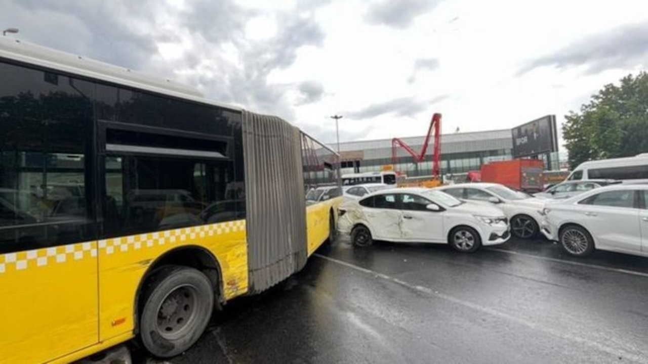 Beyoğlu'nda İETT otobüsü 6 araca çarptı