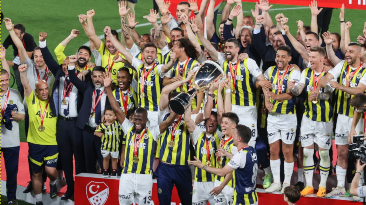 Fenerbahçe kupa zaferini 5 yıldızlı formayla kutladı