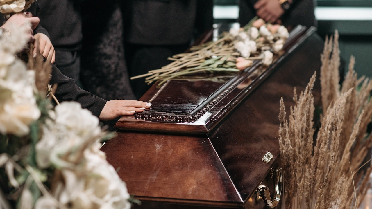 Öldü sandılar, tabuta koydular: Cenazede nefes aldı