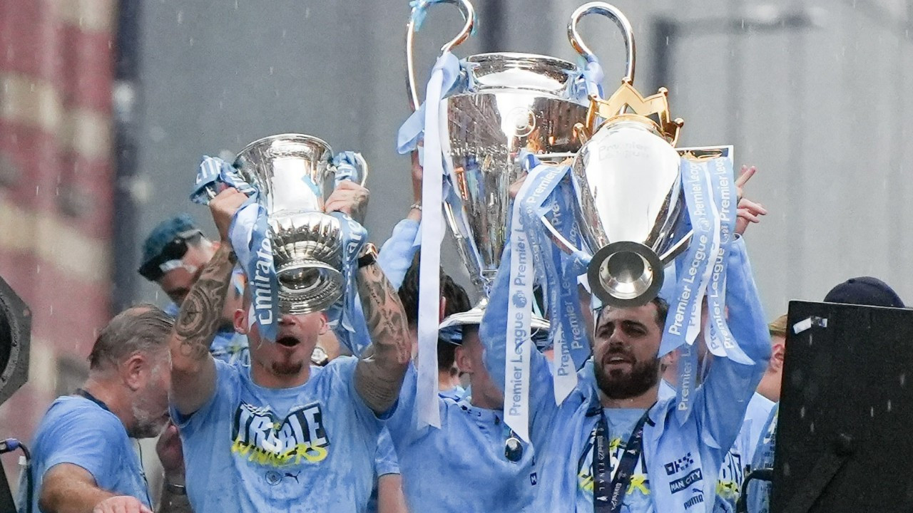 Manchester City bu sezon kazandığı 3 kupayla kenti turladı