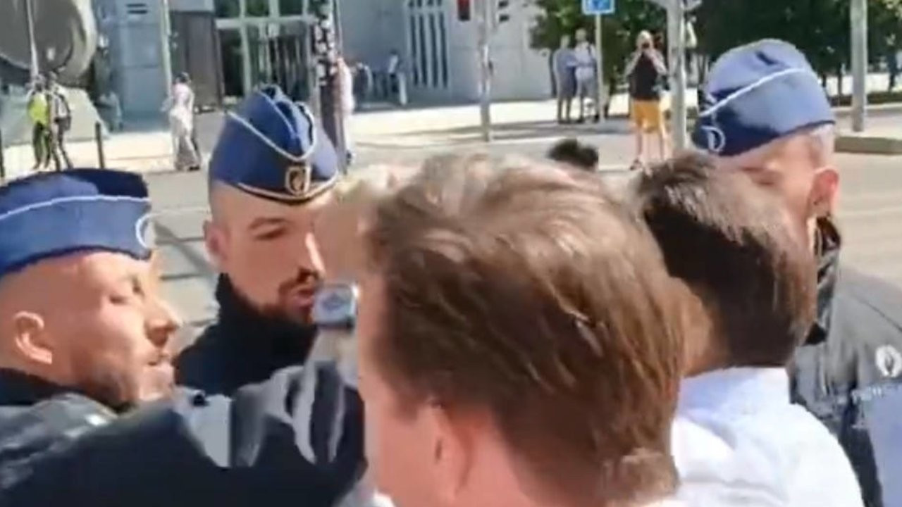 Belçika'da polis ırkçı parti liderini tokatladı