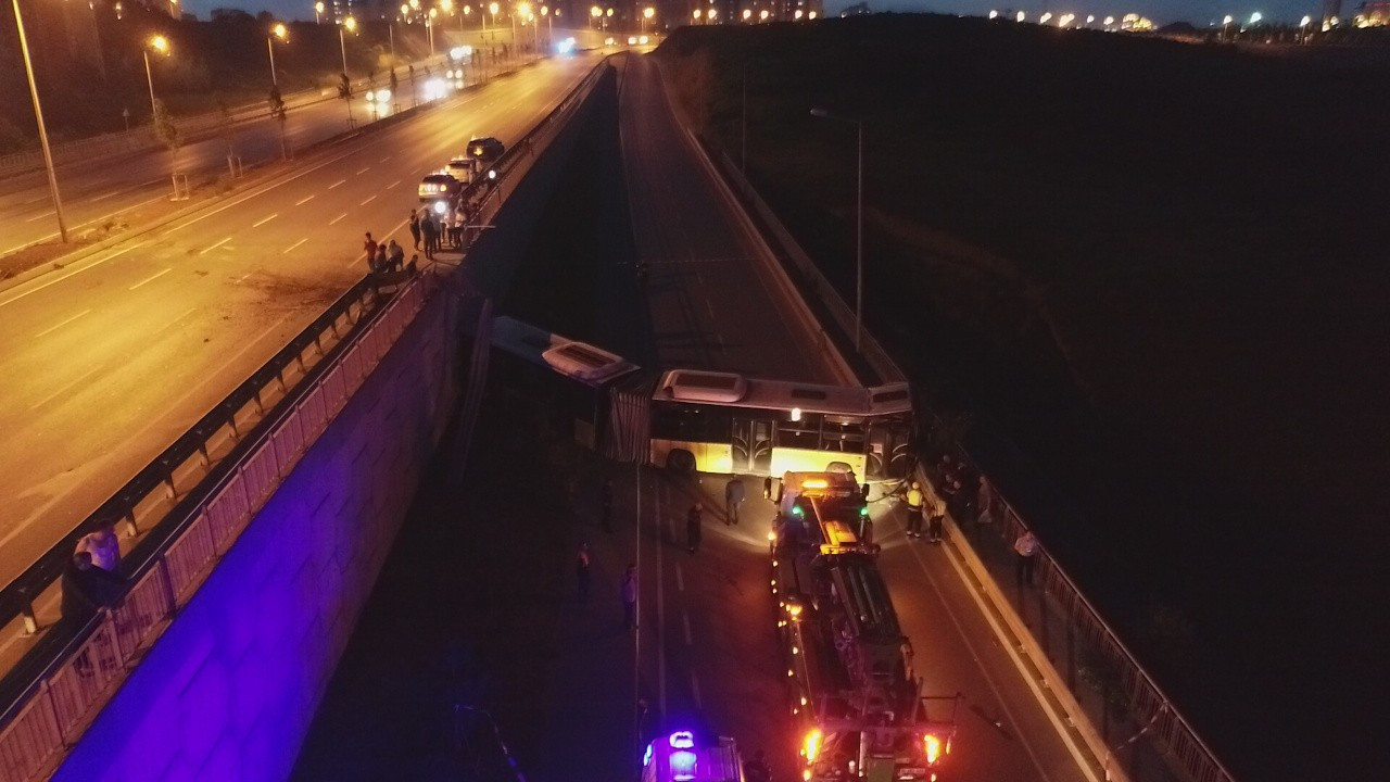 Başakşehir'de İETT otobüsü metrelerce yükseklikten alt yola düştü