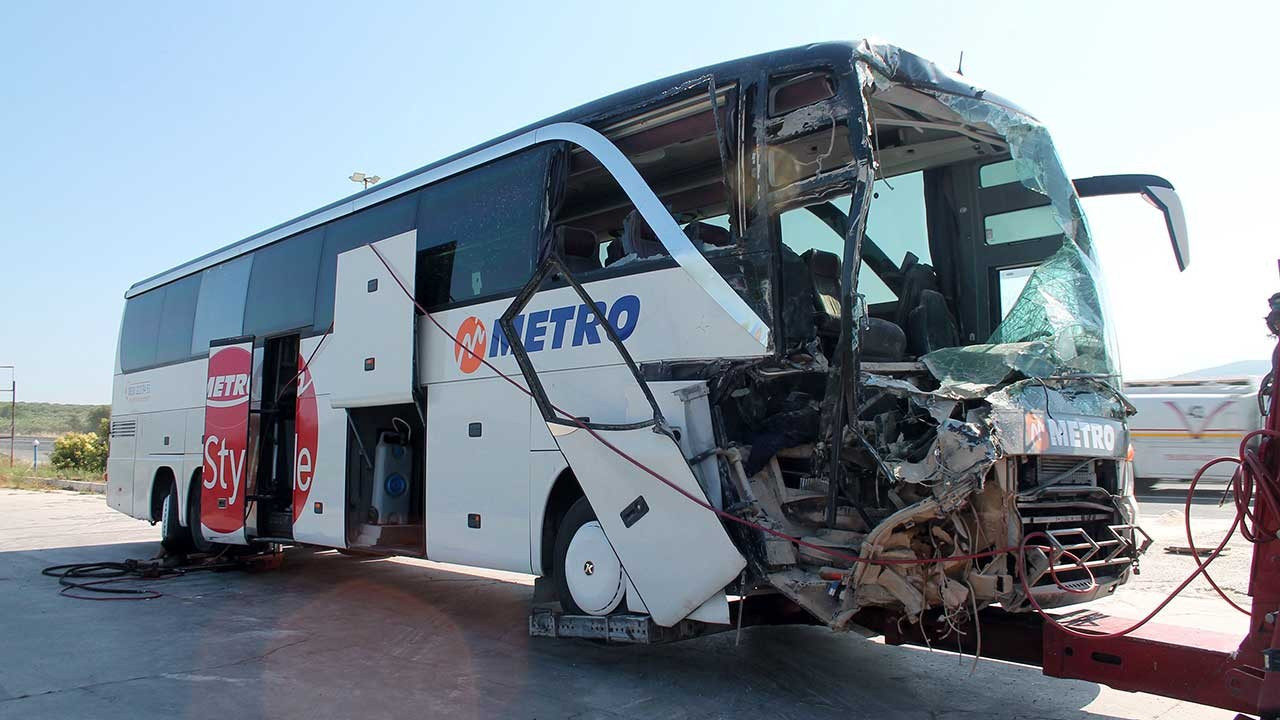 Manisa'da yolcu otobüsü kamyona çarptı: 21 yaralı